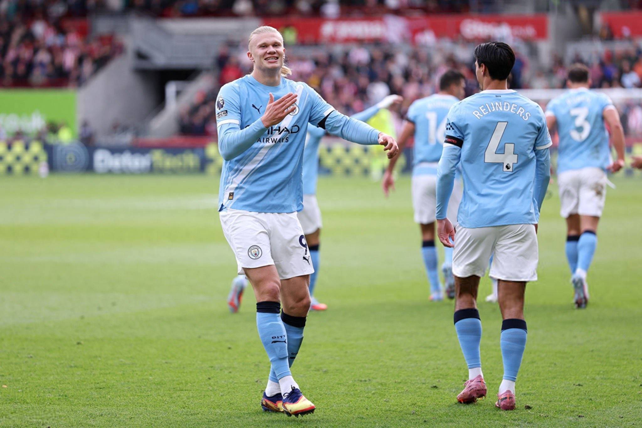 攻防一体！切特半场三分3中3轰13分5板3盖帽（攻守兼备！切特半场三分3投全中，砍下13分5篮板3封盖）