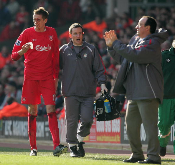 球星任意球助攻全队领先（球星任意球送助攻，球队取得领先）