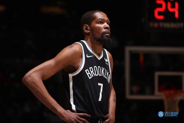 足球英超球队内部录像流出，球员争吵曝光（英超俱乐部内部视频泄露，球员争执画面曝光）