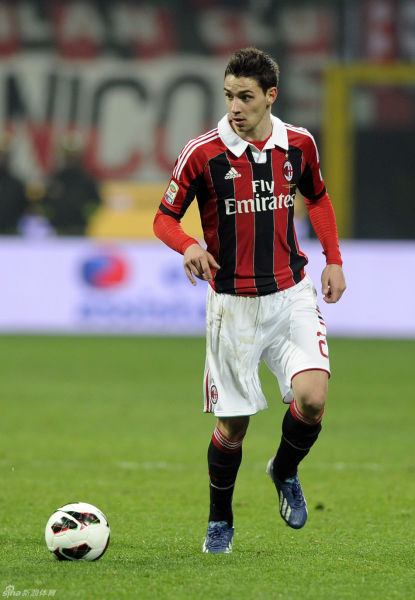 新援阿里亚斯参加了狼队在西班牙的首堂训练课！🇨🇴（阿里亚斯亮相狼队西班牙首训！🇨🇴）