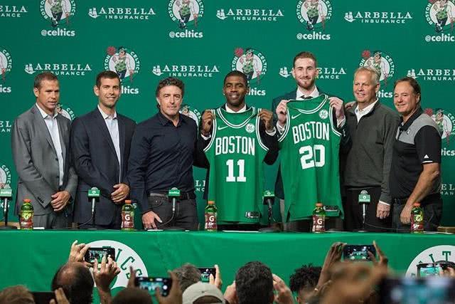 争议裁判再现！德尔塞罗担任巴萨-奥萨苏纳VAR裁判，巴萨球迷坐不住了（德尔塞罗将执掌巴萨vs奥萨苏纳VAR，争议再起引发巴萨球迷不满）