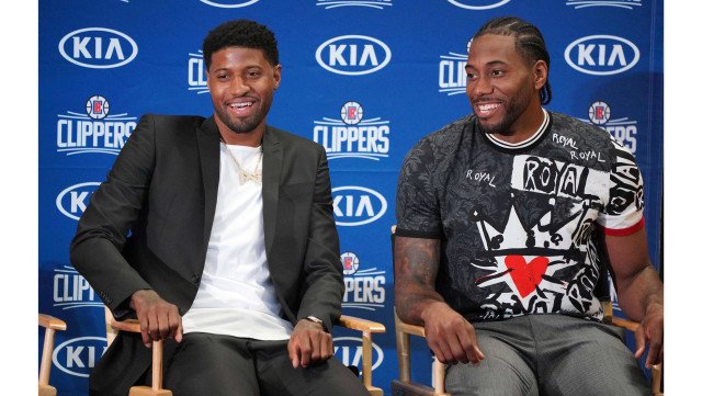 全家福宣，U16国少小将万项加盟塞尔超贝尔格莱德红星俱乐部（塞尔超贝尔格莱德红星官宣签下U16国少万项，全家福合影亮相）