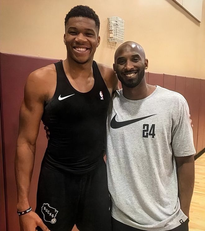 1-1！曼联又栽了：阿莫林打倒数第3连换4防守球员 5轮1胜跌至第8（1-1，曼联再度失分！对阵倒数第三阿莫林连换四名后防，近5轮仅1胜降至第8）