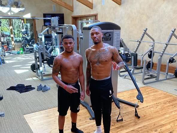 结束全年征程，国安队赛后拉励志标语：明年不服还要再干！（赛季收官，国安队赛后打出励志横幅：不服明年再战）