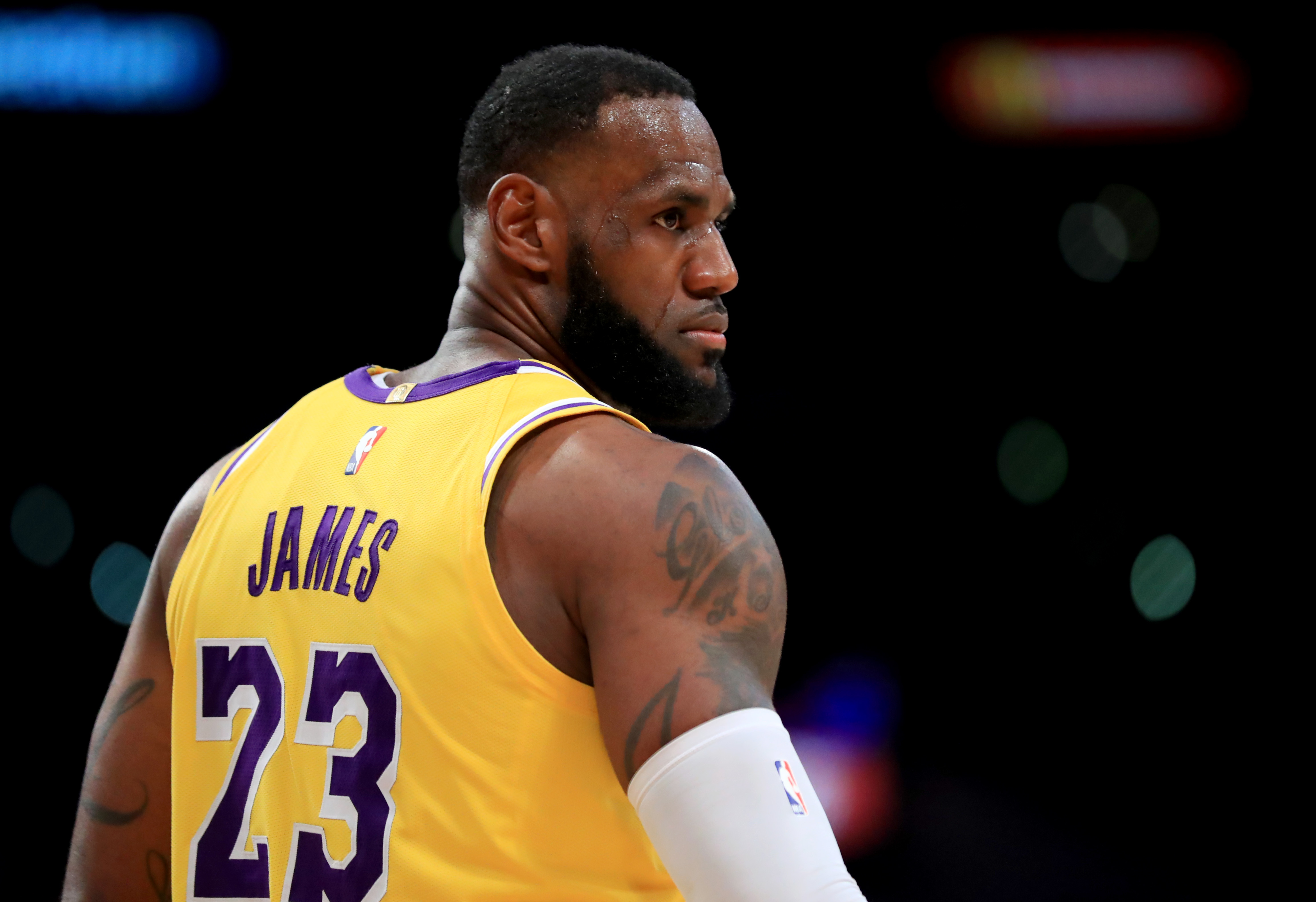 高开低走！达卡里·约翰逊首节10分&后三节仅3分（从火热到沉寂：达卡里·约翰逊首节10分，后三节仅3分）