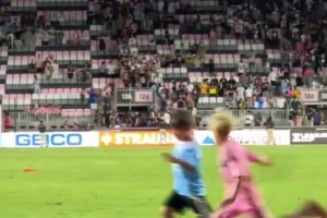 勒沃库森稳健表现继续领跑积分榜（勒沃库森状态稳健，高居积分榜首位）