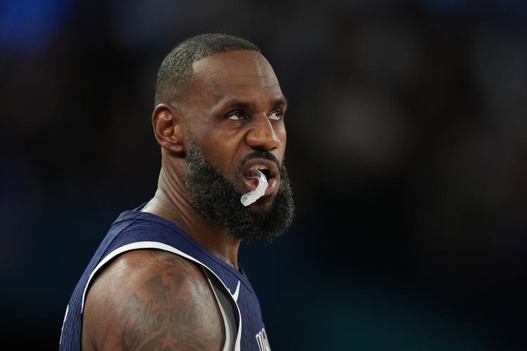 裁判吹罚引发热议：连续两日主教练被驱逐（判罚引热议：主教练连续两天遭驱逐）