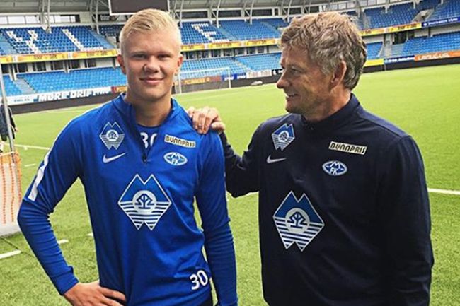 曼联加快与皇马球星的谈判，力图签下这位状态火热的球星。（曼联加速与皇马球星谈判，力争签下这位状态正佳的球星）