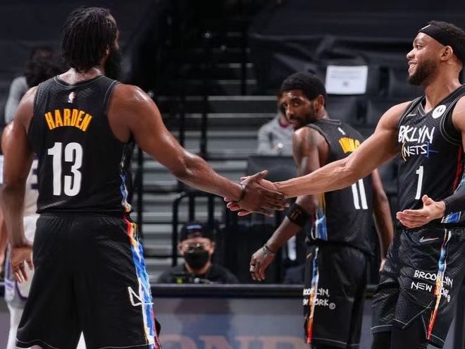 宝刀未老！53岁齐达内再现马赛回旋，戏耍大美女后轻盈破门（53岁齐达内再秀马赛回旋，晃过美女后轻巧破门，风采不减）