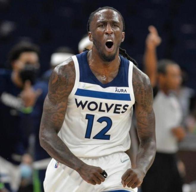 冲突细节曝光！太阳主帅称霍姆格伦先撞阿伦引发报复（冲突内情披露：太阳主帅称霍姆格伦先撞阿伦，引发后续报复）