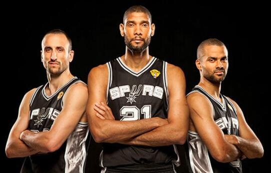 托尼：前锋不应在无意义的跑动上浪费精力，而是更专注于进球（托尼：前锋要减少无效跑动，把精力用在破门得分上）