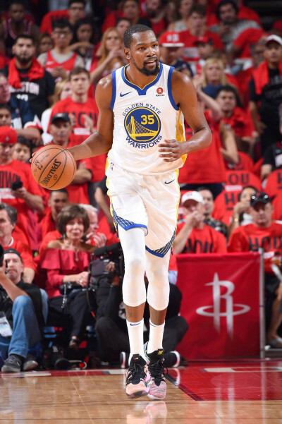 世欧预半场：詹扎劲射造险，瑞典暂0-0斯洛文尼亚（世欧预半场战报：瑞典0-0斯洛文尼亚，詹扎远射险些破门）