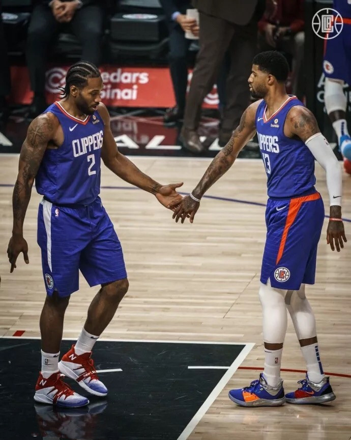 这雪有点大，欧冠赛前一名挪威记者在博德闪耀的球场边线处滑雪（欧冠赛前大雪来袭，挪威记者在博德闪耀场边滑雪）