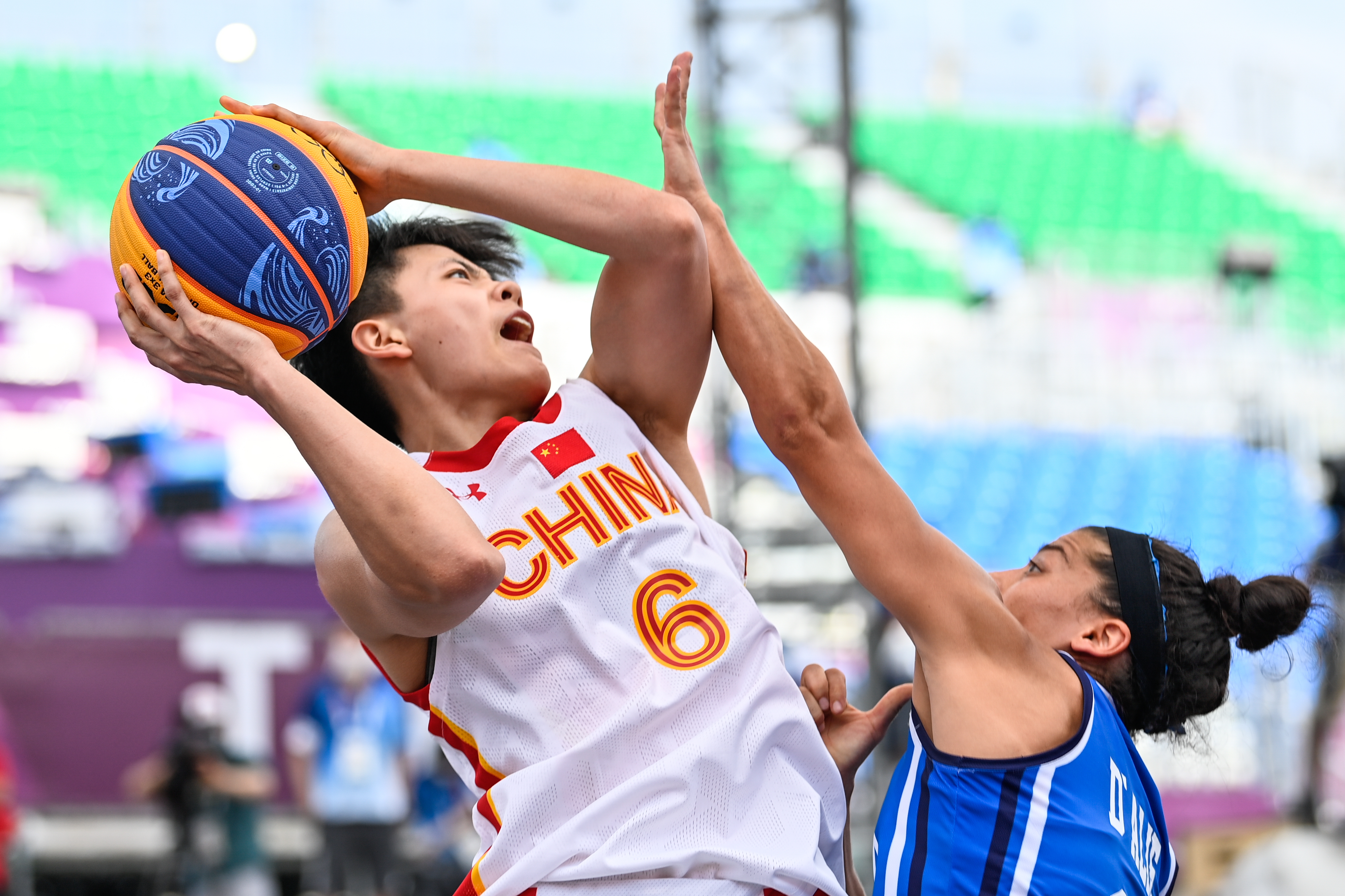 阿伦积极拼抢，展现强烈进攻欲望（阿伦奋力拼抢，进攻欲望高涨）