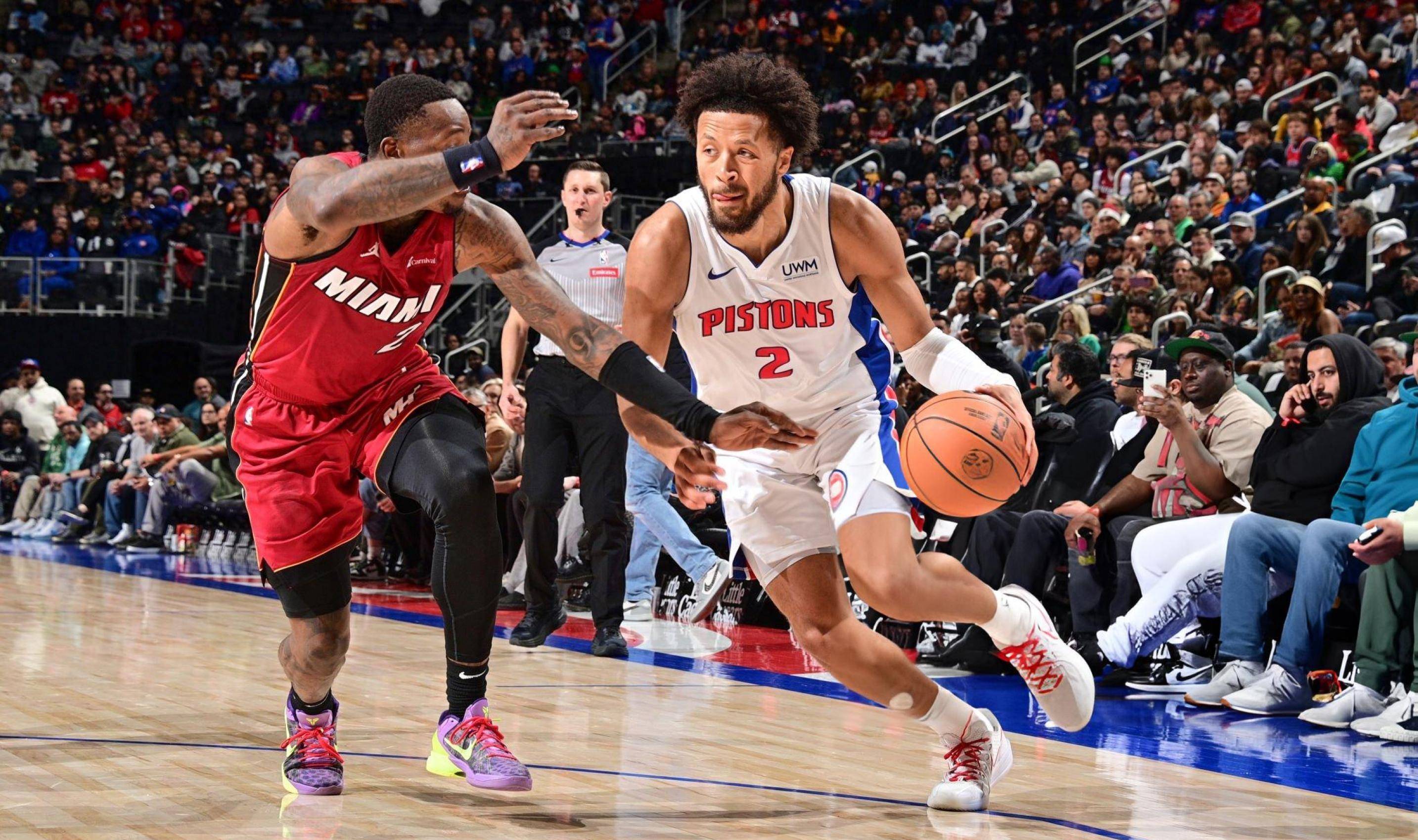 5-1到5-4！12.1亿豪门面对提款机惊险19连胜 神锋英超100球破纪录（从5-1到5-4！身价12.1亿豪门险胜“提款机”豪取19连胜，神锋英超百球创纪录）