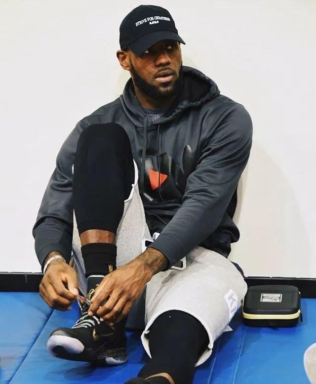 巴萨阵容豪华，弗里克面临幸福烦恼：奥萨苏纳将迎来火力全开的挑战（巴萨兵强马壮，弗里克甜蜜烦恼：奥萨苏纳将遭遇全面火力考验）