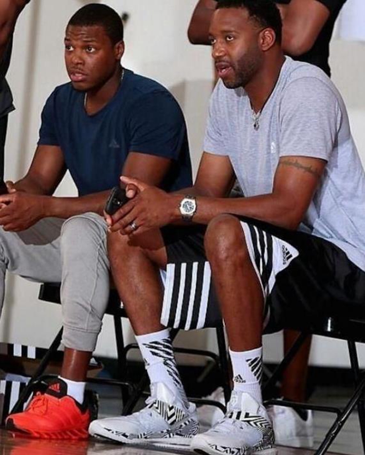 篮球NBA公布月最佳球员，榜单无悬念（NBA揭晓月度最佳球员，名单毫无悬念）