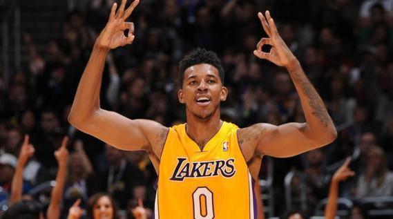 库里今日赛前入场穿加内特战靴，热身换上爱德华兹战靴（库里今日入场穿加内特签名鞋，热身改换爱德华兹战靴）