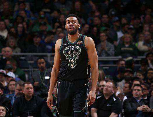 歌名应景，著名歌唱家波切利在世界杯抽签仪式演唱《今夜无人入眠》（世界杯抽签仪式上，波切利献唱《今夜无人入眠》，曲名颇为应景）