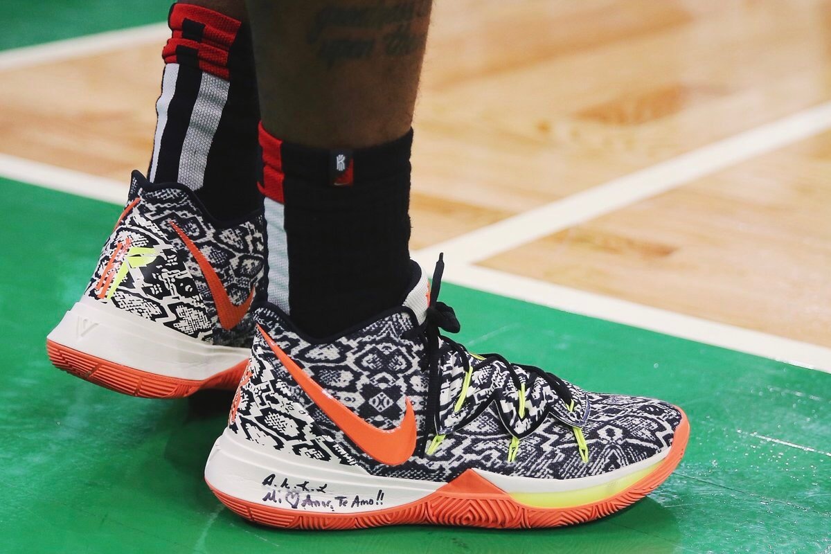 势大力沉！鄢手骐上篮不中 奥利弗跟进双手暴力补扣（气势如虹！鄢手骐上篮打铁 奥利弗跟进双手重磅补扣）