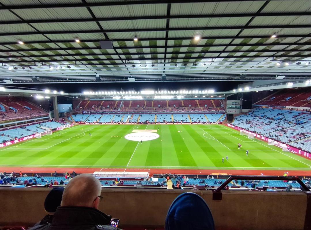 前锋突破射门锁定胜利（前锋强突劲射锁定胜局）