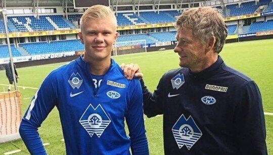 与4结缘，多特5轮欧冠联赛有4轮打入4球，剩下1轮被曼城进4球（多特欧冠五战皆绕4：四场各入4球，另一场被曼城灌4球）