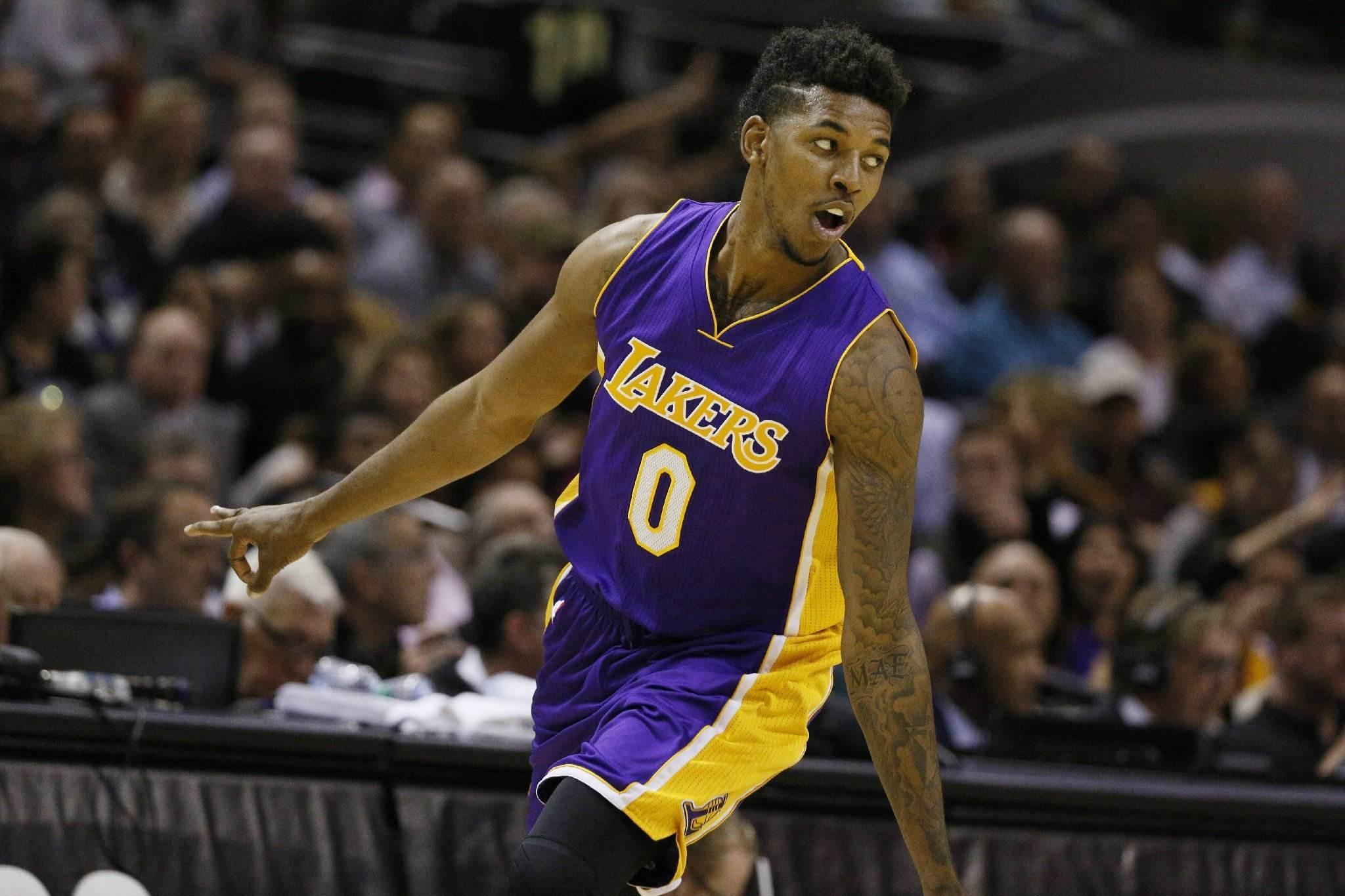 梅根观战圣诞大战 场边激动大叫为男友加油！克莱表现不佳仅7分（梅根现身圣诞大战场边热烈助威 克莱状态低迷仅得7分）