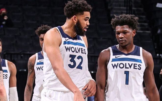 回顾老詹与狄龙整场较劲始末：二人多次发生口角&肢体接触（复盘詹姆斯与狄龙全场对峙：双方多次爆发言语冲突与身体碰撞）